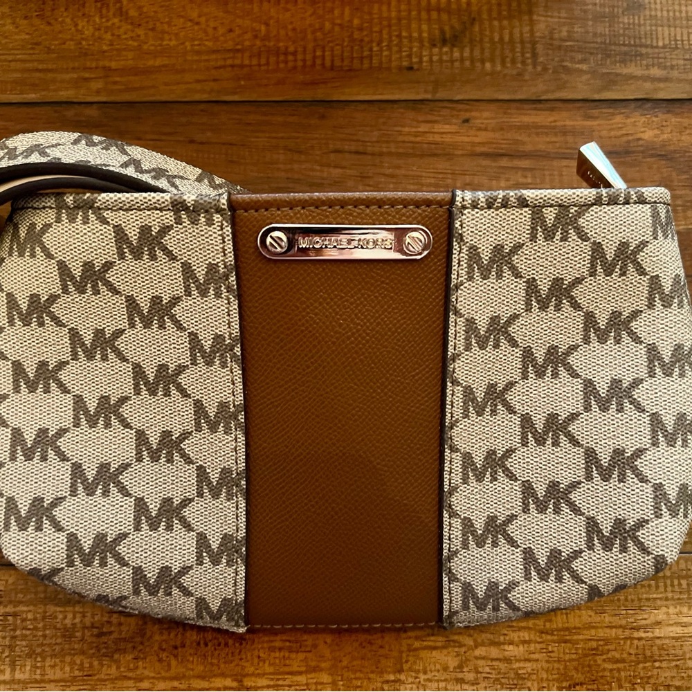 Michael Kors | Monogram Belt Bag - Picture 2 of 6